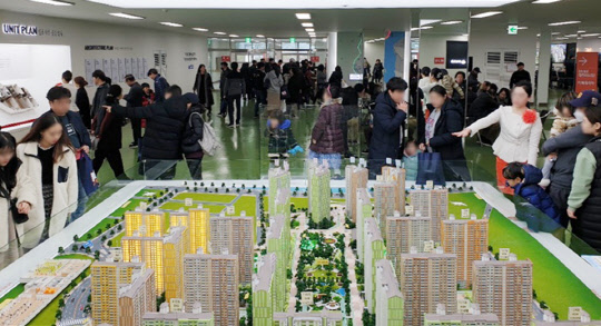 사진은 월영 마린 애시앙 견본주택에 방문한 방문객들의 모습. <부영 제공>